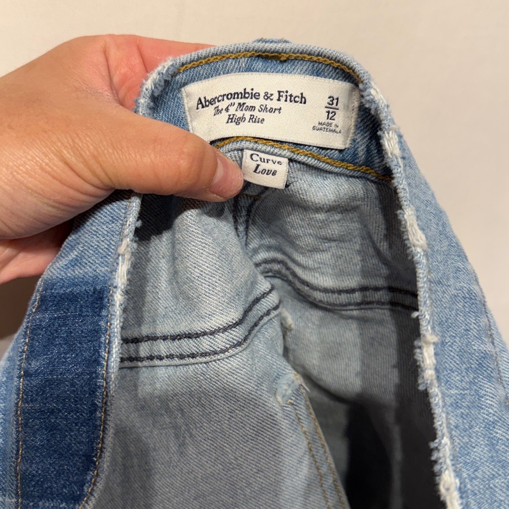 Abercrombie & Fitch Curve Love The 4” Mom Short High Rise Denim Shorts Size 31 - Picture 6 of 7